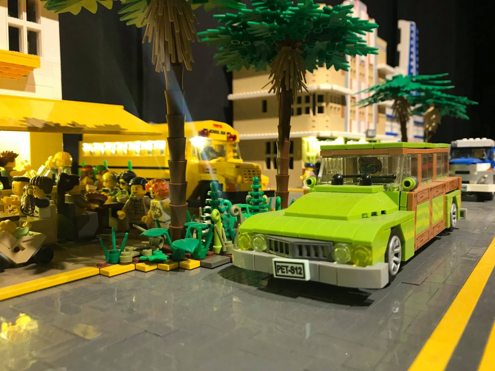 Belebter Stadtbereich mit Restaurants im Sommer, LEbrickGO Museum Binningen