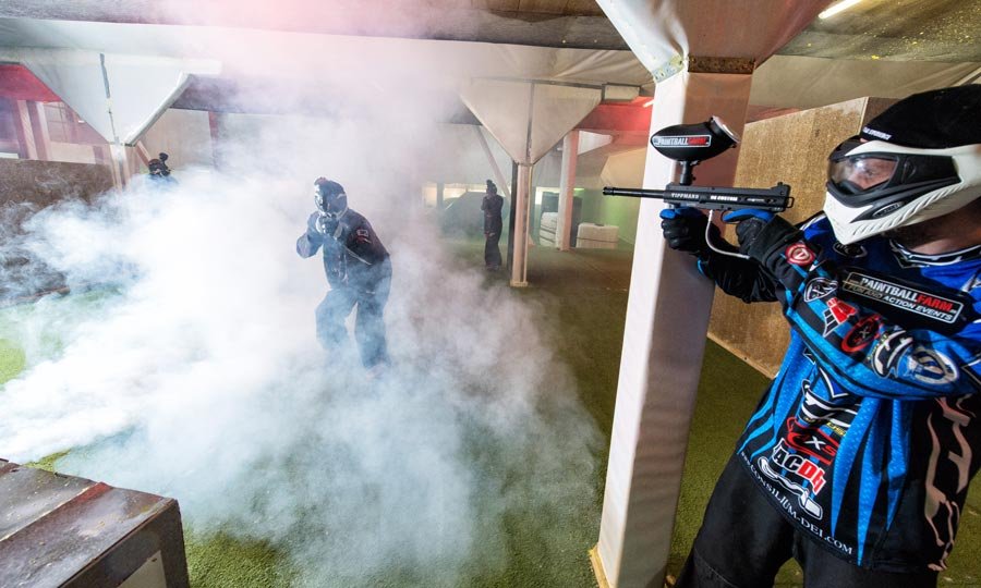 Paintball-Action in der Paintballfarm in Dietwil