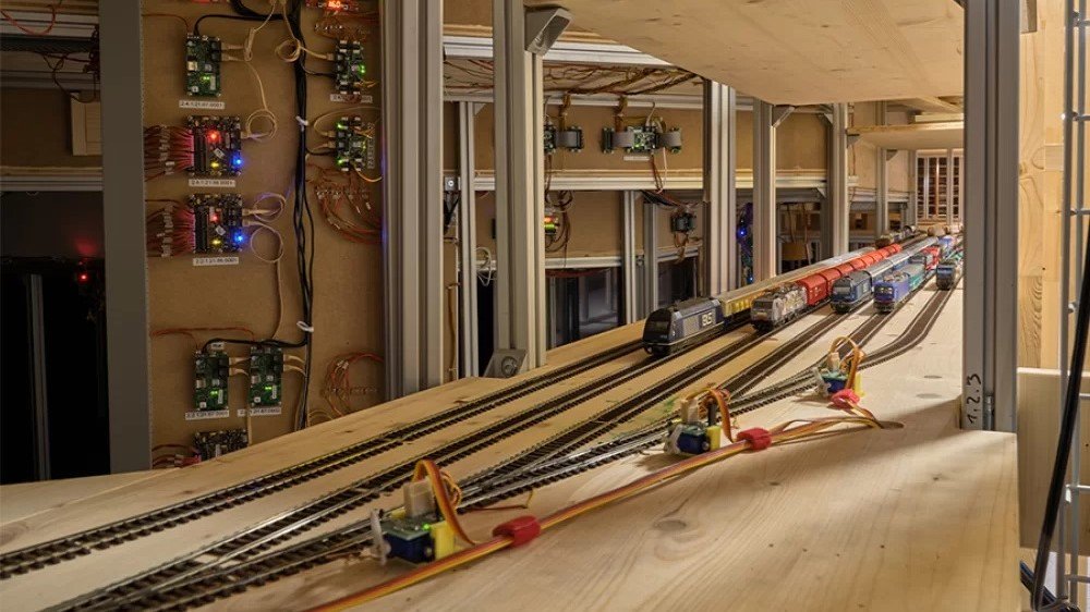 Blick hinter die Kulissen bei einer Führung durch Smilestones Miniaturwelt in Neuhausen am Rheinfall