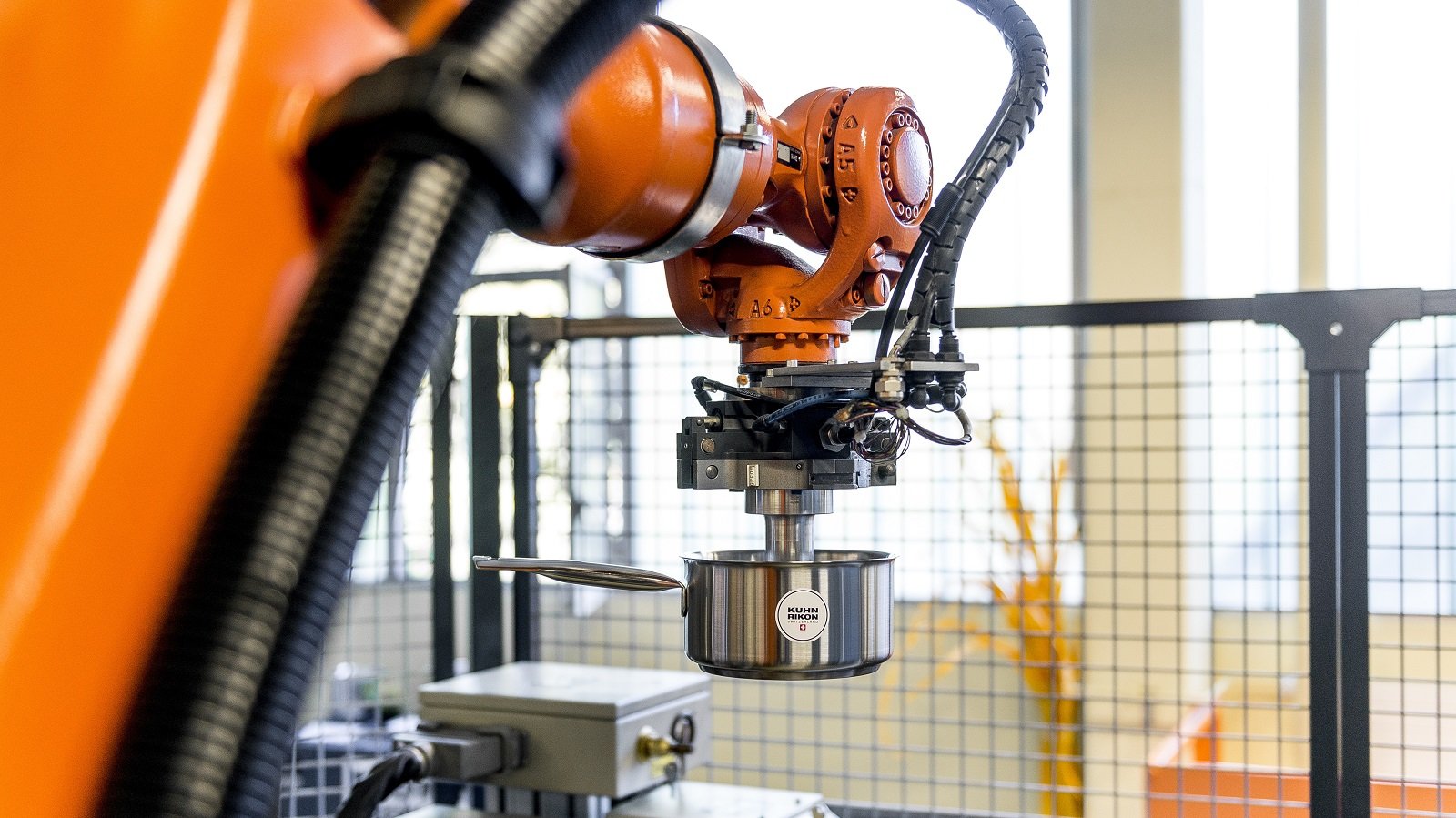 Mittels modernster Technik werden bei Kuhn Rikon hochwertiges Kochgeschirr hergestellt.